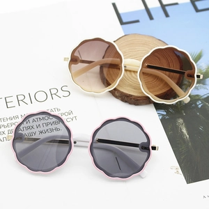 Kids round flower petal sunglasses with gradient lenses and stylish resin frames