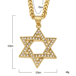 Détail du pendentif Étoile de David plaqué or avec strass et chaîne gourmette