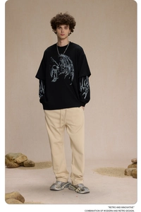 Gesamtansicht der Herren-Langarmshirt mit Gothic-Flügelprint und Khaki Jogginghose