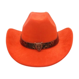 Dettaglio cappello da cowboy arancione con fibbia metallica a testa di leopardo