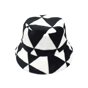 Winter-Fischerhut aus Plüsch mit schwarz-weißem geometrischem Muster aus Kunstpelz