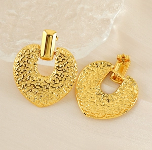 Détails de boucles d'oreilles cœur dorées 18K avec texture métallique martelée unique