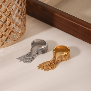 Eleganti anelli con nappe in acciaio inossidabile oro e argento su una superficie di lusso