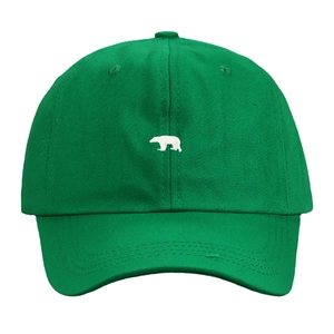 Gros plan d'une casquette en coton vert avec une broderie détaillée d'ours polaire blanc