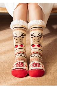 Gros plan sur des chaussettes de Noël avec motifs de rennes et revers en polaire