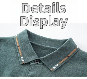 Detail eines dunkelgrünen Strickpolos mit gestreiftem Kragen und strukturierter Optik
