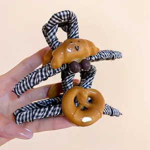 Pince à cheveux à carreaux avec breloques mignonnes en forme de croissant