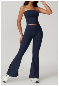 Détail du pantalon de yoga taille haute bleu marine avec fentes latérales et coupe évasée