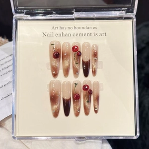 Unghie finte fatte a mano sfumate ambra con decorazioni di ciliegie 3D e glitter