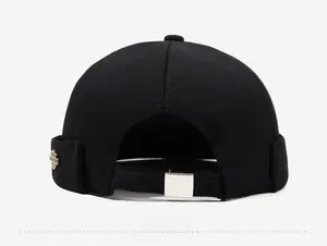 Vue arrière du bonnet docker noir montrant la boucle métallique réglable et le tissu