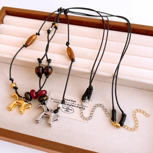 Détails du collier pendentif cheval avec perles oeil de tigre et accents en bois
