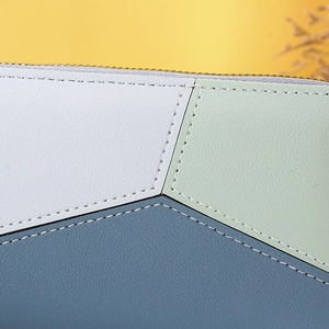 Détail du portefeuille en cuir grainé litchi patchwork bleu et vert avec coutures fines