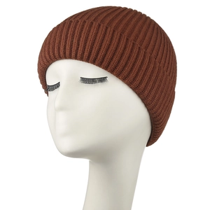 Bonnet en maille côtelée marron foncé avec bord retroussé sur un mannequin blanc