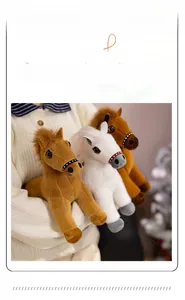 Détails de peluches chevaux avec texture douce et décoration de bride réaliste