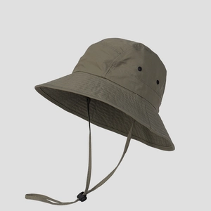 Detail eines Armee grünen Sonnenhutes mit seitlichen Metallösen und verstellbarem Kinnriemen