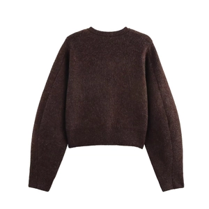 Pull en maille marron foncé à manches longues et col rond avec texture pelucheuse sur blanc