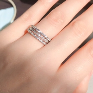Ensemble de bagues argentées empilables pour femme avec zircons marquise et design de luxe