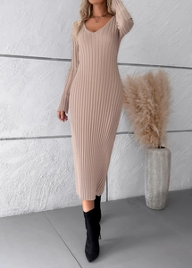 Détail de robe élégante en maille à col en V et manches longues avec texture côtelée