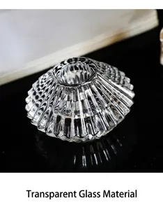 Draufsicht Makroaufnahme des gerippten Glaskerzenhalters mit eleganter Lichtbrechung