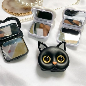 Dettaglio dello specchio da trucco 3D a forma di gatto su tessuto di seta