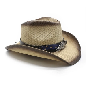 Détail d'un chapeau de paille western avec boucle USA et ruban à motif d'étoiles