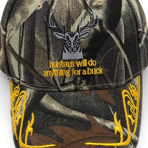 Vue macro de la casquette de chasse avec motif camouflage et broderie tête de cerf