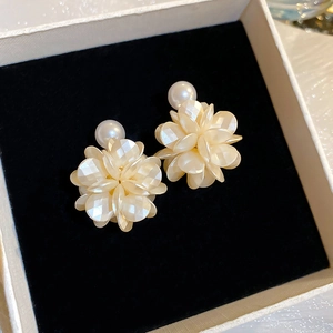 Eleganti orecchini a perno con petali e perle in una lussuosa scatola di velluto nero