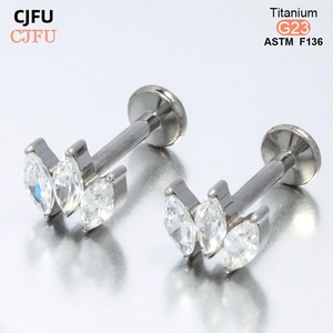 Vue macro de piercings labret en titane G23 avec des zircons clairs taille marquise