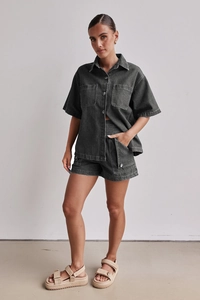 Detail eines dunkelgrauen Denim-Sets mit Kurzarmhemd und Shorts aus gewaschenem Baumwollstoff