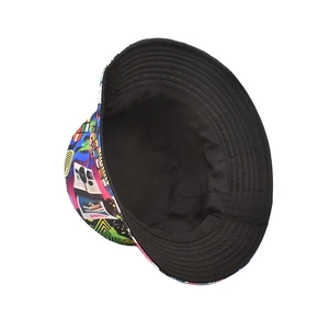Détail du chapeau bob réversible avec imprimé rétro des années 80 et coutures renforcées