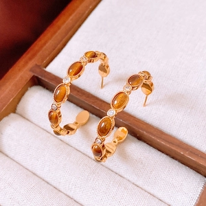 Détails de boucles d'oreilles C plaquées or 18k avec pierres œil-de-tigre et zircons