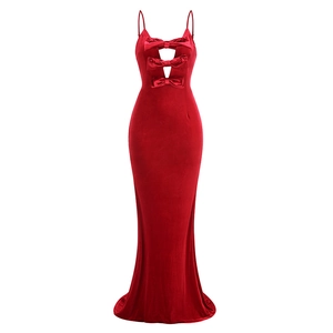 Robe longue élégante en velours rouge avec nœuds et découpes, coupe sirène ajustée