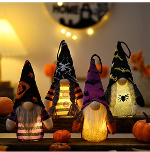 Détail de quatre gnomes d'Halloween lumineux avec motifs citrouille et araignée décor