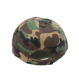 Vista posteriore del cappellino mimetico con cinturino regolabile in velcro e fori