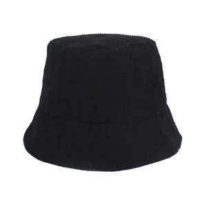 Détail du chapeau bob en velours côtelé noir montrant la texture fine du tissu