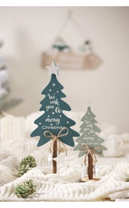 Nahaufnahme von Weihnachtsbaum-Deko aus Holz mit Jutekordel und Stern auf weichem Strick