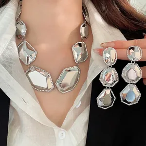 Ensemble collier et boucles d'oreilles géométriques argentés avec métal poli facetté