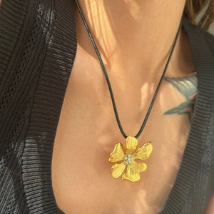 18k gold plated stainless steel daisy flower pendant necklace with zircon on black cord