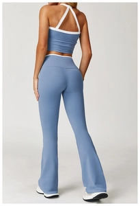 Detailopname van witte kruisbandjes en yoga-set met uitlopende sportbroek dames