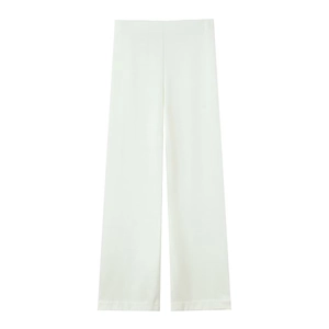 Détail d'un pantalon large blanc en satin au drapé fluide et à taille haute élégante