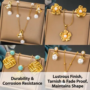 Détail de quatre parures de bijoux vintage dorés avec perles et motifs floraux turquoise