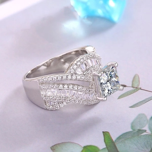 Makro-Seitenansicht eines Prinzess-Diamantrings mit Baguette-Steinen in Pavé-Fassung