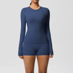 Détail du haut à manches longues sans couture et du short taille haute bleu gris foncé