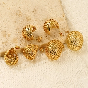Boucles D'oreilles Puces Boule Tissée Creuse Acier Inoxydable 304 Plaqué Or 18K Avec Tige En Acier Inoxydable Femmes