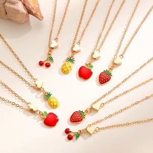 Set di collane con ciondoli a frutta colorata con ciliegia fragola ananas e mela