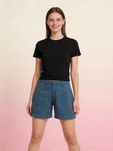 Vista frontale di pantaloncini denim vintage slim fit e maglietta nera di base