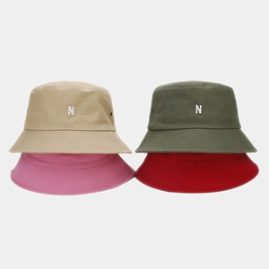 Détail de la broderie N sur chapeaux bob en coton couleurs kaki, vert, rose et rouge