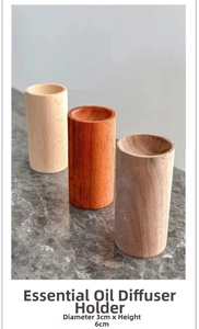 Détail de trois diffuseurs d'huiles essentielles en bois, dimensions 3cm de diamètre et 6cm