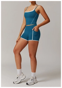 Détail de l'ensemble de yoga bleu marine avec haut dos nu et short taille haute à poches