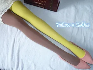 Détail de collants en velours bicolores jaune et café avec chaussures en daim rose